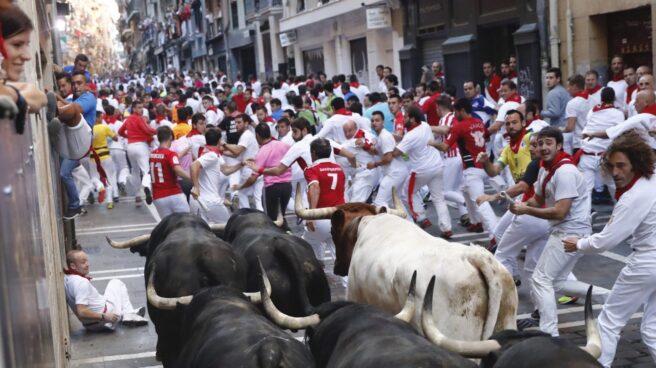 Los toros de la ganadería de Victoriano del Río llegan a la curva de Mercaderes de Pamplona, durante el sexto encierro de San Fermín 2017.