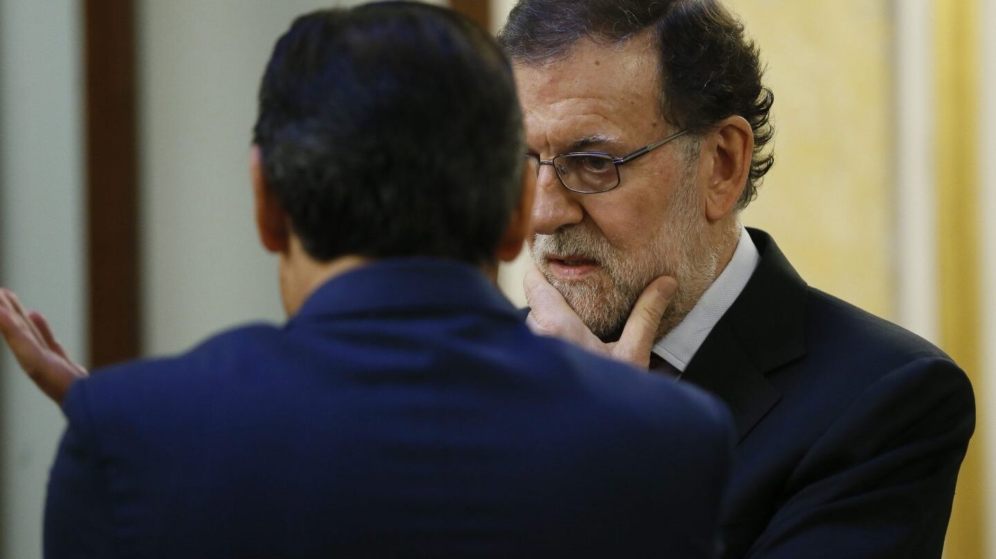 El presidente del Gobierno, Mariano Rajoy (d) conversa con el diputado del PP, Fernando Martínez-Maíllo, en los pasillos del Congreso de los Diputados.