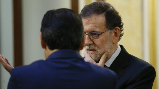 mariano rajoy congreso El presidente del Gobierno, Mariano Rajoy (d) conversa con el diputado del PP, Fernando Martínez-Maíllo, en los pasillos del Congreso de los Diputados.