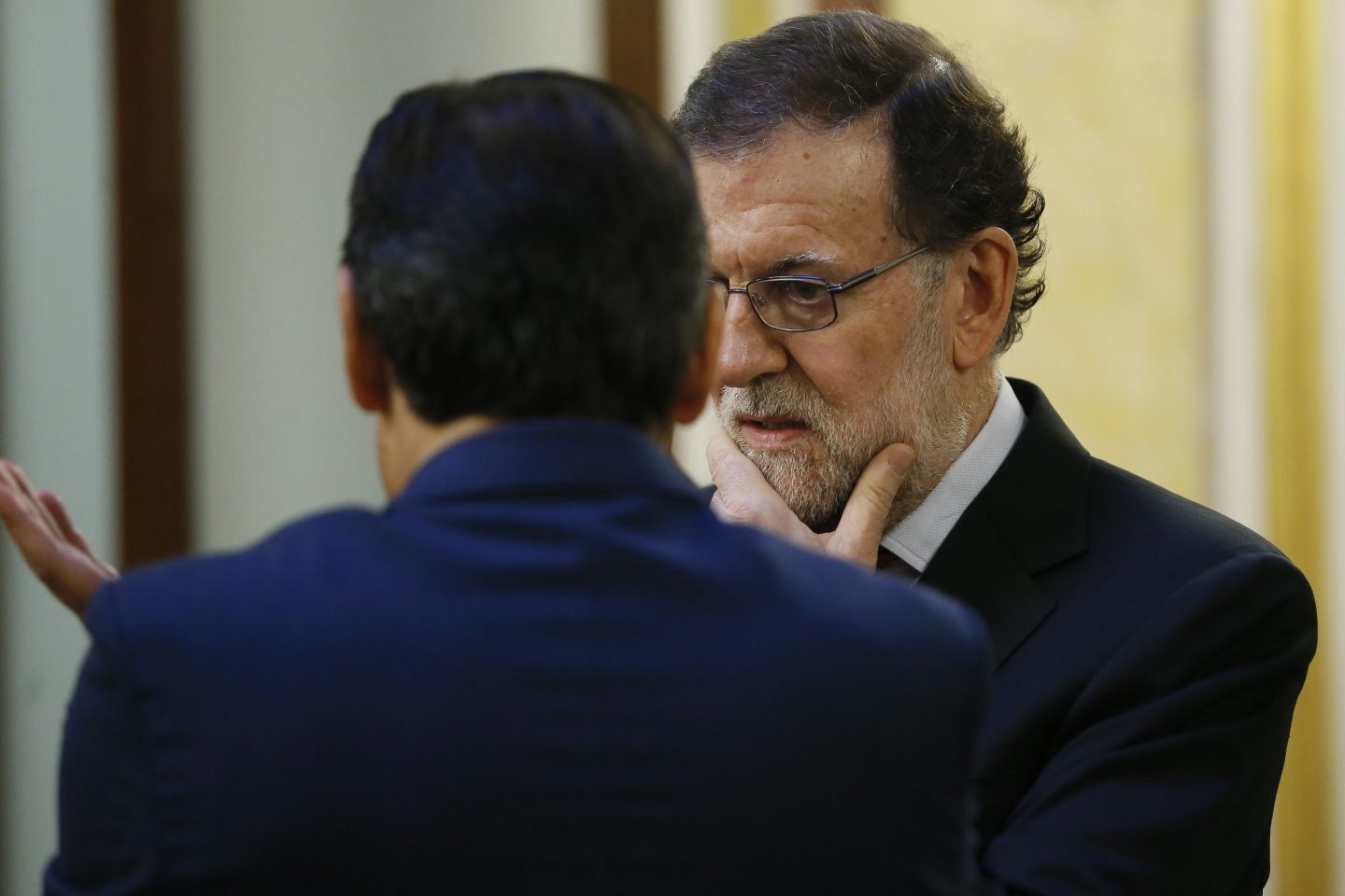 El presidente del Gobierno, Mariano Rajoy (d) conversa con el diputado del PP, Fernando Martínez-Maíllo, en los pasillos del Congreso de los Diputados.