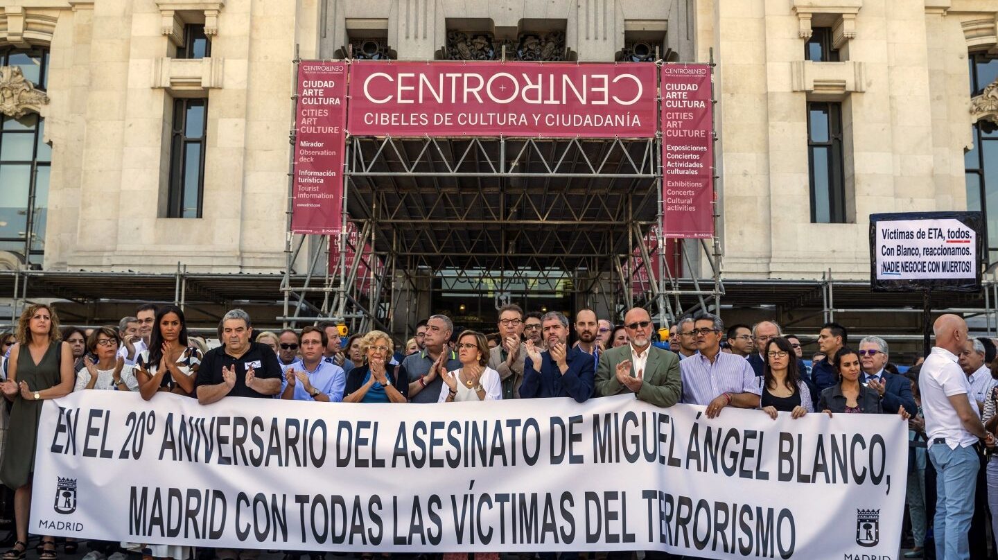 Manuela Carmena y los grupos municipales del Ayuntamiento de Madrid han participado en Cibeles en el homenaje a Miguel Ángel Blanco.