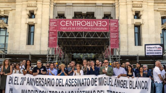 Manuela Carmena y los grupos municipales del Ayuntamiento de Madrid han participado en Cibeles en el homenaje a Miguel Ángel Blanco.