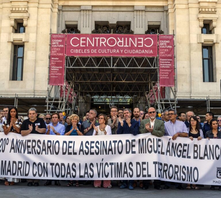 Manuela Carmena, abucheada en los homenajes a Miguel Ángel Blanco