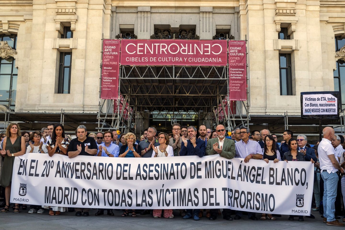 Manuela Carmena y los grupos municipales del Ayuntamiento de Madrid han participado en Cibeles en el homenaje a Miguel Ángel Blanco.