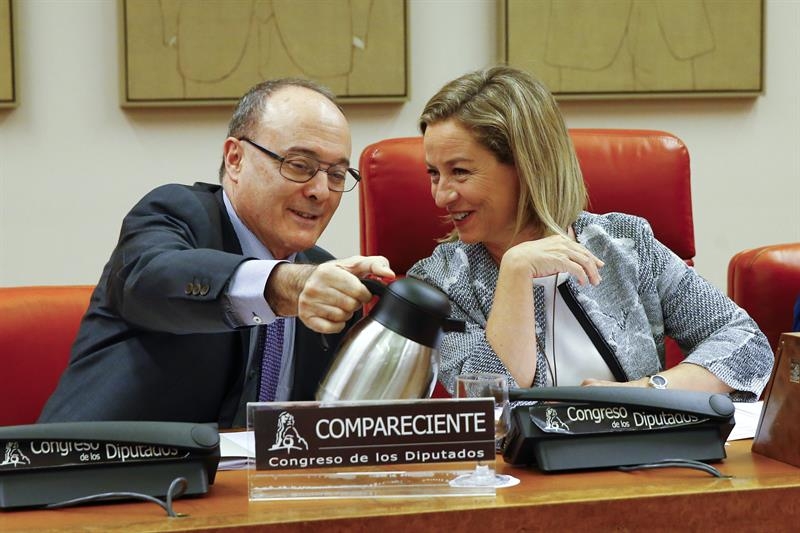 El gobernador del Banco de España, Luis María Linde, durante su comparecencia en el Congreso.