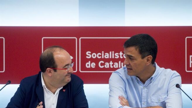 El secretario general del PSOE, Pedro Sánchez, y el primer secretario del PSC, Miquel Iceta, durante la reunión mantenida hoy en Barcelona junto a las ejecutivas permanentes de ambos partidos para elaborar un plan de actuación conjunto para responder al desafío soberanista catalán.