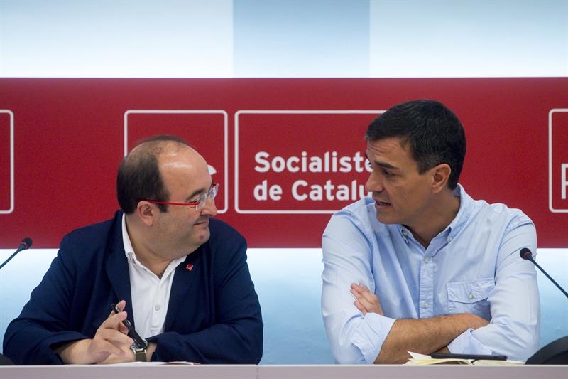 El secretario general del PSOE, Pedro Sánchez, y el primer secretario del PSC, Miquel Iceta, durante la reunión mantenida hoy en Barcelona junto a las ejecutivas permanentes de ambos partidos para elaborar un plan de actuación conjunto para responder al desafío soberanista catalán.