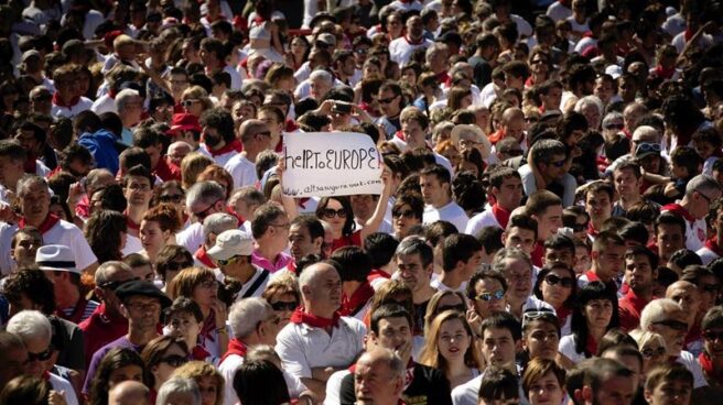 GRA459. PAMPLONA, 14/07/2017.- Vista de la multitudinaria concentración en apoyo de los jóvenes detenidos el 15 de octubre de 2016 por la agresión a dos guardias civiles y sus parejas en Alsasua, para los que la Fiscalía pide 375 años de cárcel por un presunto delito de terrorismo, celebrada el último día de los San Fermines en la céntrica plaza del Castillo de Pamplona. EFE/VILLAR LÓPEZ