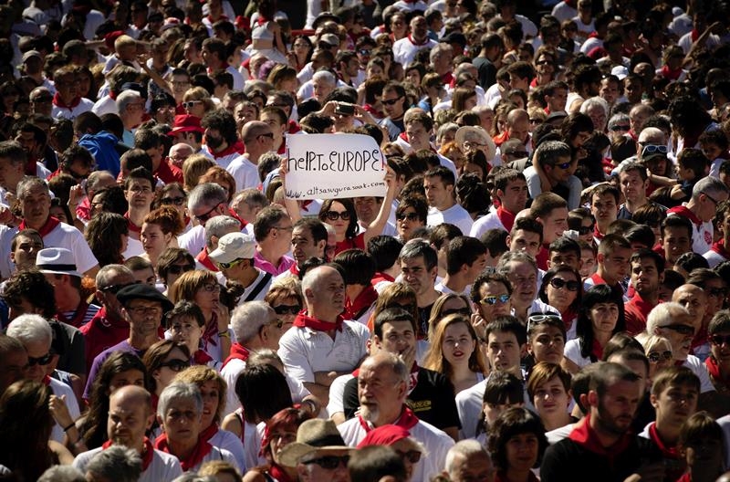 GRA459. PAMPLONA, 14/07/2017.- Vista de la multitudinaria concentración en apoyo de los jóvenes detenidos el 15 de octubre de 2016 por la agresión a dos guardias civiles y sus parejas en Alsasua, para los que la Fiscalía pide 375 años de cárcel por un presunto delito de terrorismo, celebrada el último día de los San Fermines en la céntrica plaza del Castillo de Pamplona. EFE/VILLAR LÓPEZ