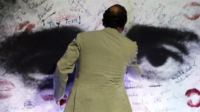 El presidente del Gobierno y del Partido Popular, Mariano Rajoy, firma en la imagen al término de su discurso en la escuela de formación Miguel Ángel Blanco de Nuevas Generaciones del PP celebarado en Bilbao. EFE/Luis Tejido