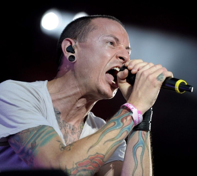 Encuentran ahorcado a Chester Bennington, líder de Linkin Park