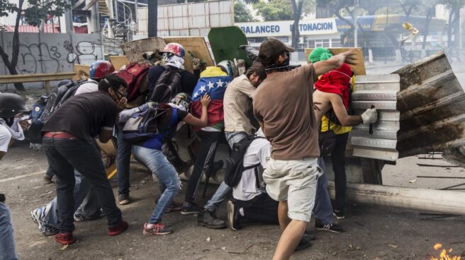 Manifestantes opositores se enfrentan a la Guardia Nacional Bolivariana durante la huelga del 20 de julio de 2017, en Caracas (Venezuela).