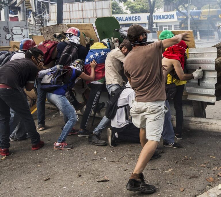 Dos muertos y 367 detenidos durante la huelga general en Venezuela