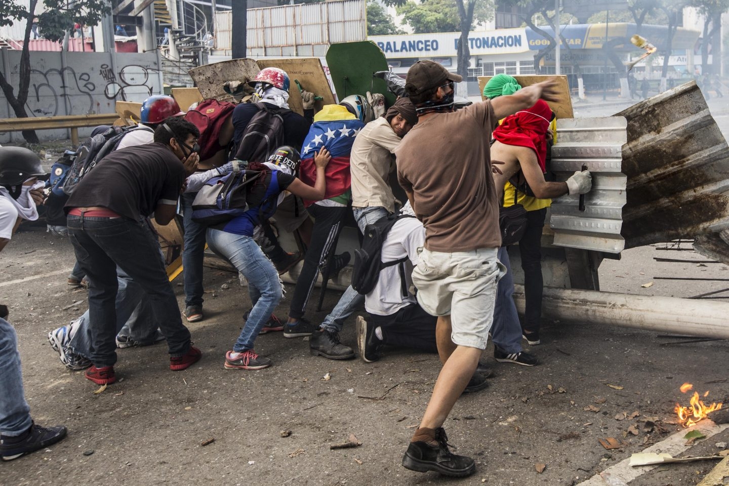 Manifestantes opositores se enfrentan a la Guardia Nacional Bolivariana durante la huelga del 20 de julio de 2017, en Caracas (Venezuela).