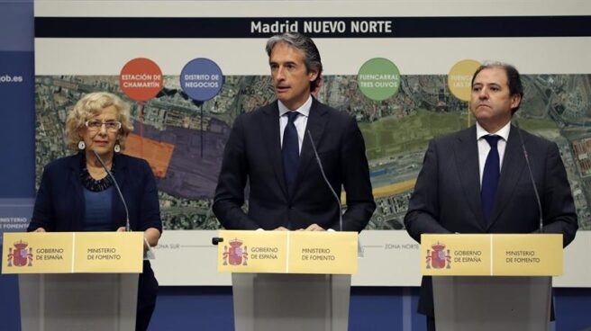 La alcalde del Ayuntamiento Madrid, Manuela Carmena, el ministro de Fomento, Íñigo de la Serna, y el presidente de Distrito Castellana Norte (DCN), Antonio Béjar, durante la presentación hoy del proyecto urbanístico "Madrid, nuevo norte", que sustituye a la denominada Operación Chamartín, creado para desarrollar la zona del norte de Madrid aledaña a la estación de tren de Chamartín y prolongar el Paseo de la Castellana y que contará con 11.000 viviendas en lugar de las 17.000 previstas, un 35 % menos.