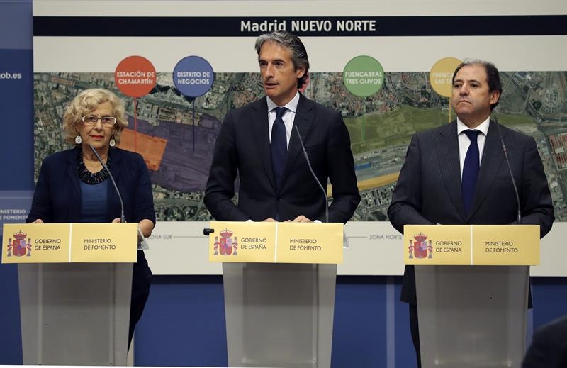 La alcalde del Ayuntamiento Madrid, Manuela Carmena, el ministro de Fomento, Íñigo de la Serna, y el presidente de Distrito Castellana Norte (DCN), Antonio Béjar, durante la presentación hoy del proyecto urbanístico "Madrid, nuevo norte", que sustituye a la denominada Operación Chamartín, creado para desarrollar la zona del norte de Madrid aledaña a la estación de tren de Chamartín y prolongar el Paseo de la Castellana y que contará con 11.000 viviendas en lugar de las 17.000 previstas, un 35 % menos.