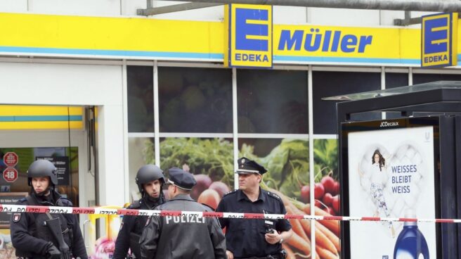 La policía monta guardia frente a un supermercado de Hamburgo, Alemania, donde este viernes se ha producido un ataque con un cuchillo.