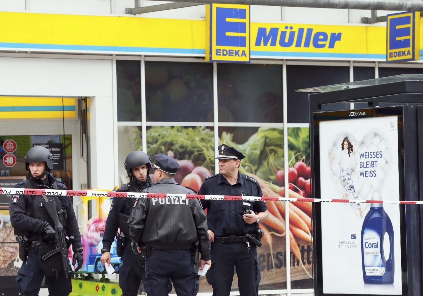 La policía monta guardia frente a un supermercado de Hamburgo, Alemania, donde este viernes se ha producido un ataque con un cuchillo.