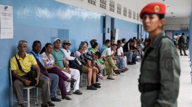 Venezuela: ciudadanos esperan para votar en Caracas. Venezuela: ciudadanos esperan para votar en Caracas.