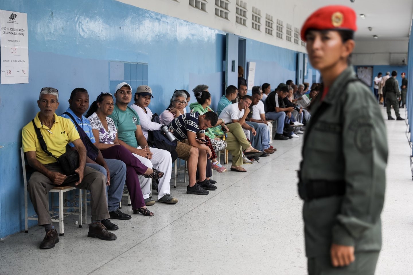Venezuela: ciudadanos esperan para votar en Caracas.
