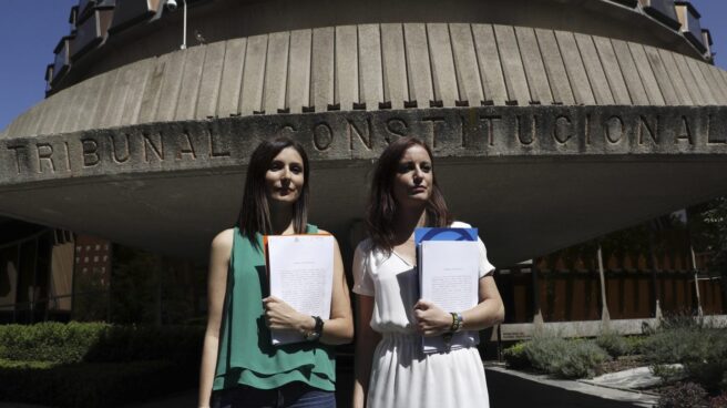 Lorena Roldán (Ciudadanos) y Andrea Levy (PP) presentaron ayer el recurso contra la reforma del Reglamento del Parlament