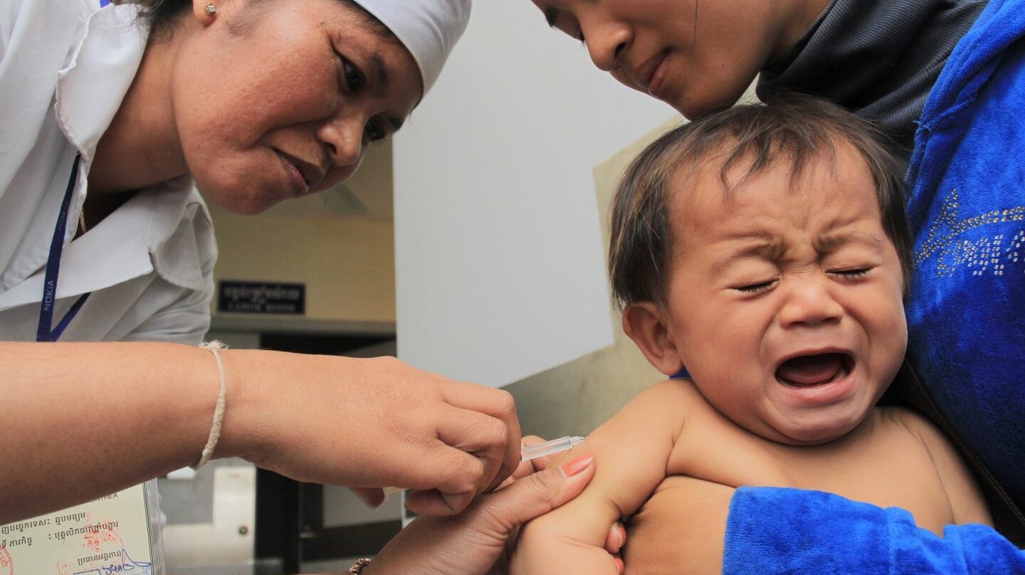 Vacunación de un bebé en Camboya