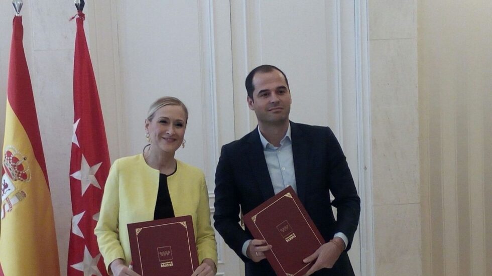 La presidenta de la Comunidad de Madrid, Cristina Cifuentes, junto al portavoz de Ciudadanos en la Asamblea de Madrid, Ignacio Aguado.