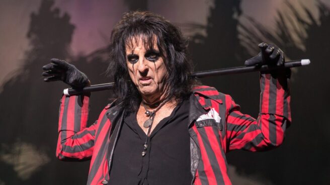 Alice Cooper encuentra un Warhol en su casa Alice Cooper en un concierto.