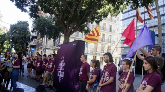 Miembros de Arran, durante la concentración de este domingo frente a la comisaría.