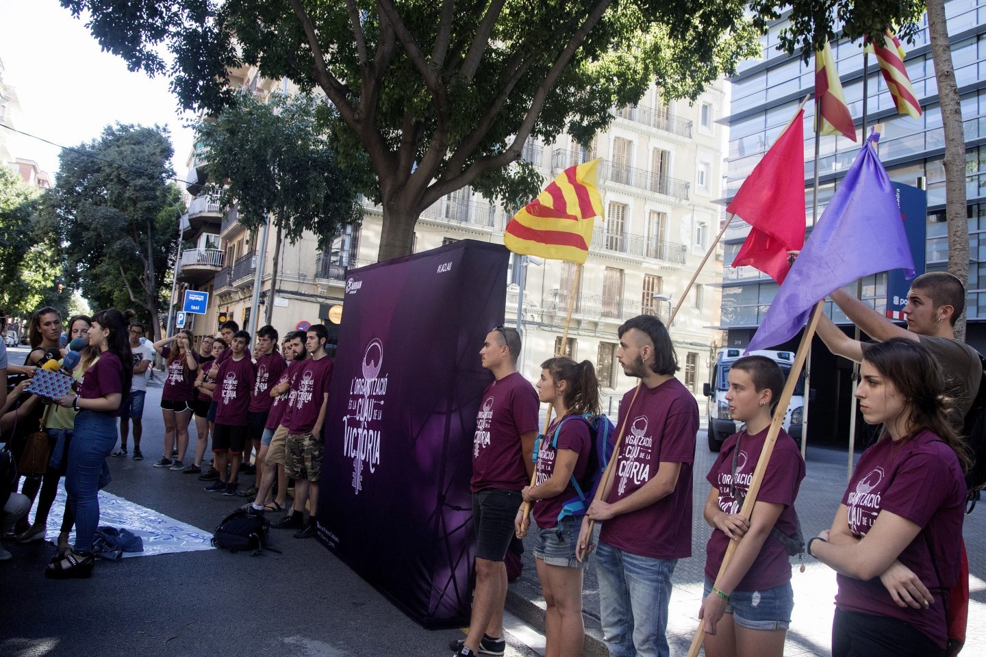 Miembros de Arran, durante la concentración de este domingo frente a la comisaría.