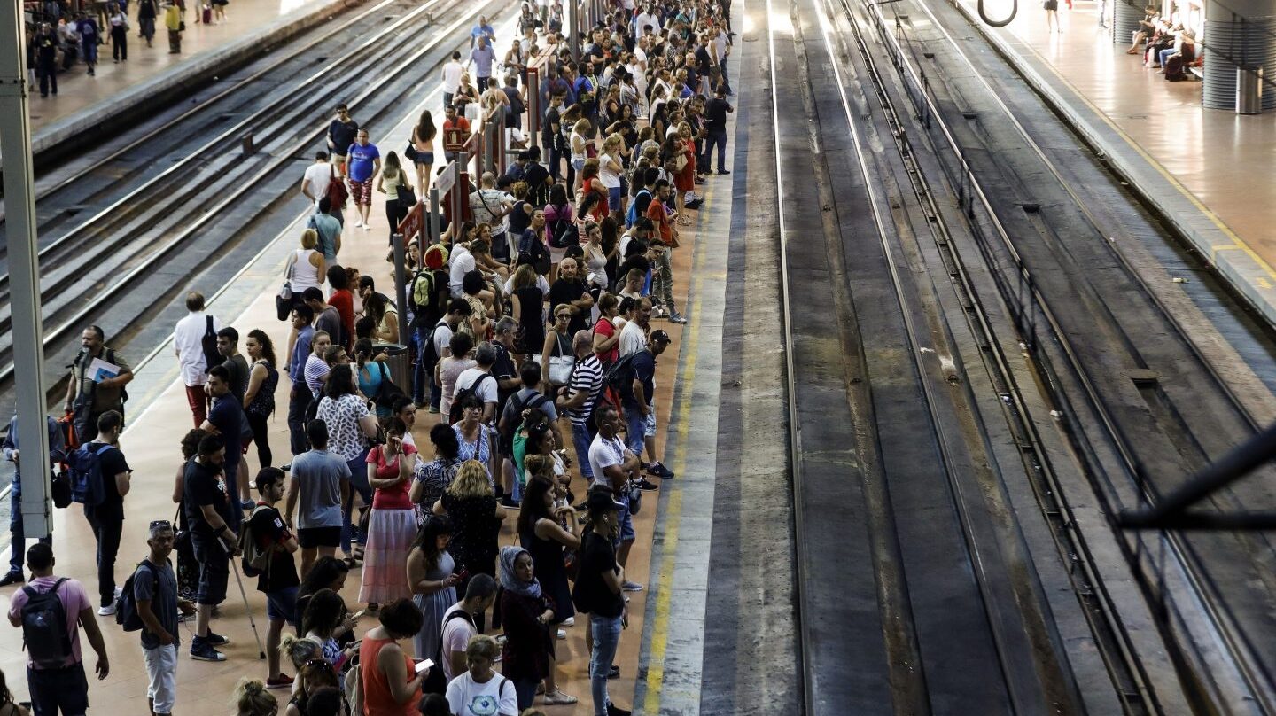 Pasajeros en Atocha en julio de 2017 durante una convocatoria de huelga.