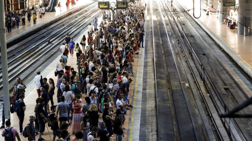 Pasajeros en Atocha en julio de 2017 durante una convocatoria de huelga.