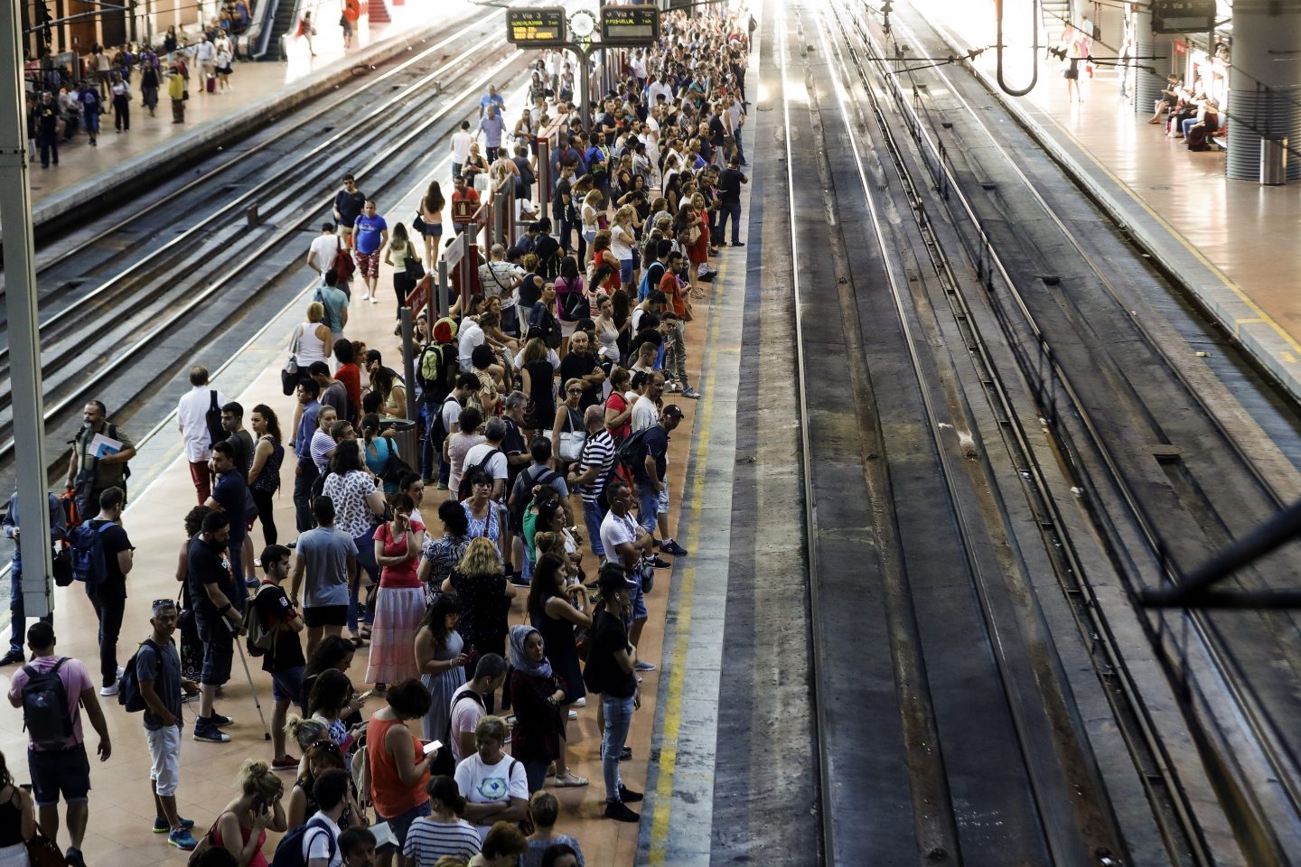 Pasajeros en Atocha en julio de 2017 durante una convocatoria de huelga.