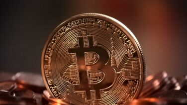 El bitcoin recupera un 35% en cuatro días al diluirse el riesgo de "guerra civil"