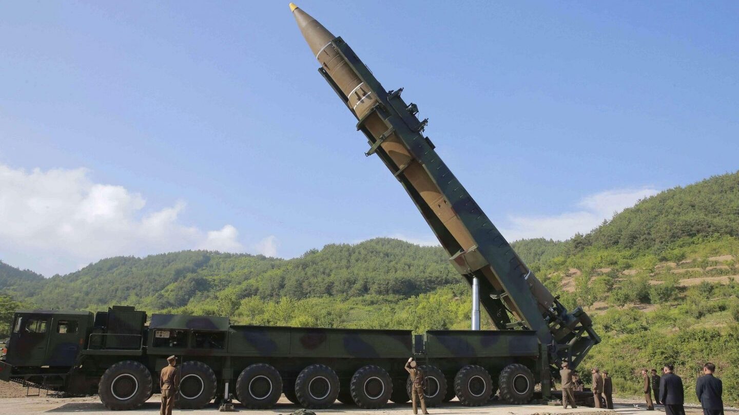 Misil Hwasong-14 de Corea del Norte, instantes antes de una prueba realizada el 4 de julio de 2017.