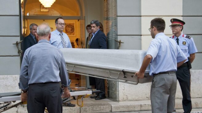 Operarios entran en el museo de Figueras para la exhumación de Dalí.