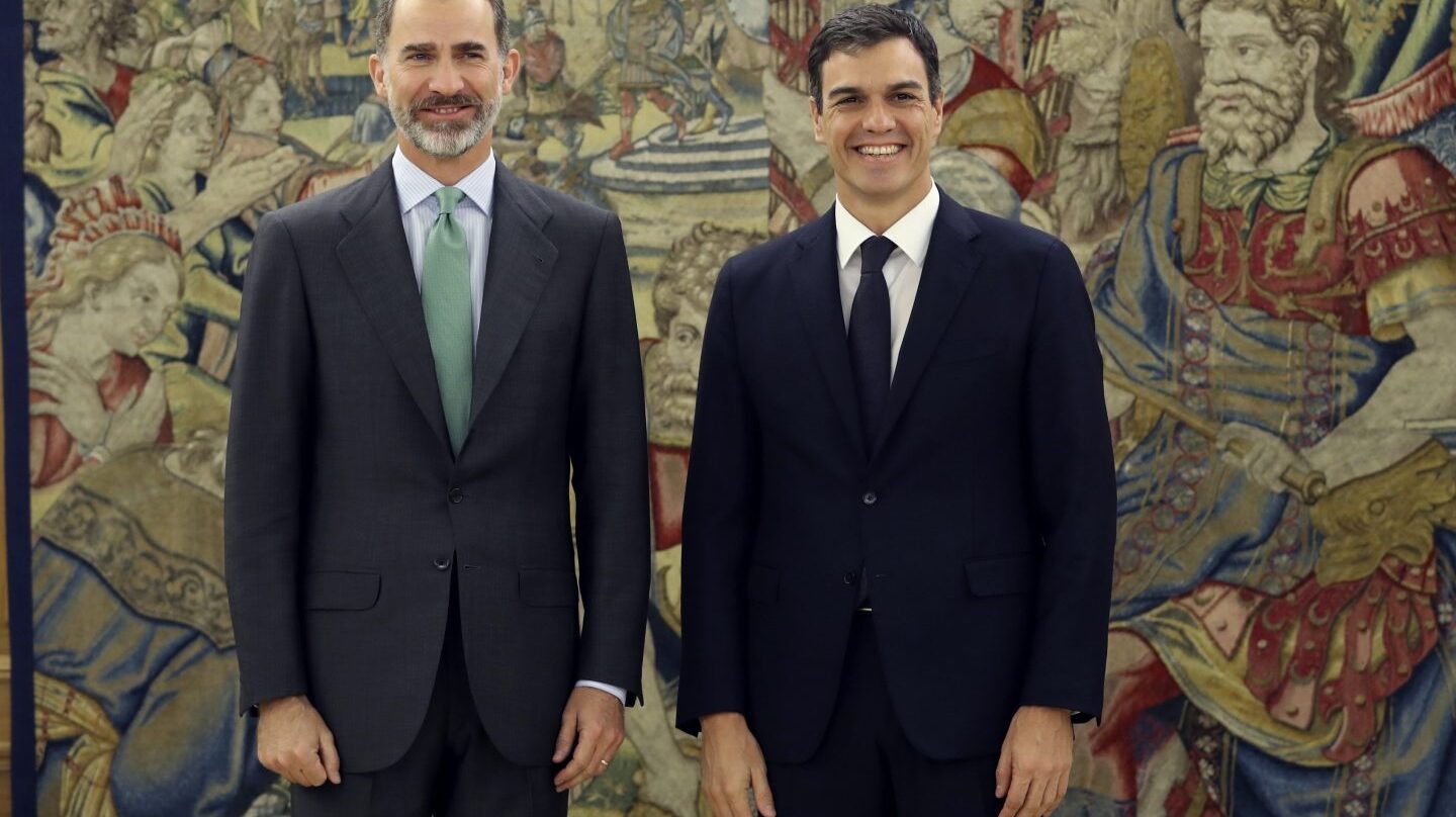El Rey recibe en la Zarzuela a Pedro Sánchez.