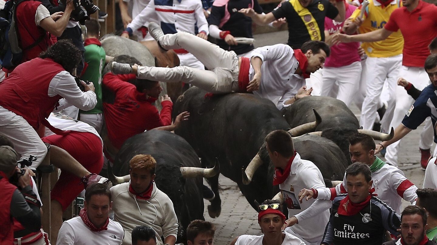Un corredor volteado en el encierro de Miura.