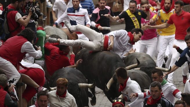 Un corredor volteado en el encierro de Miura.