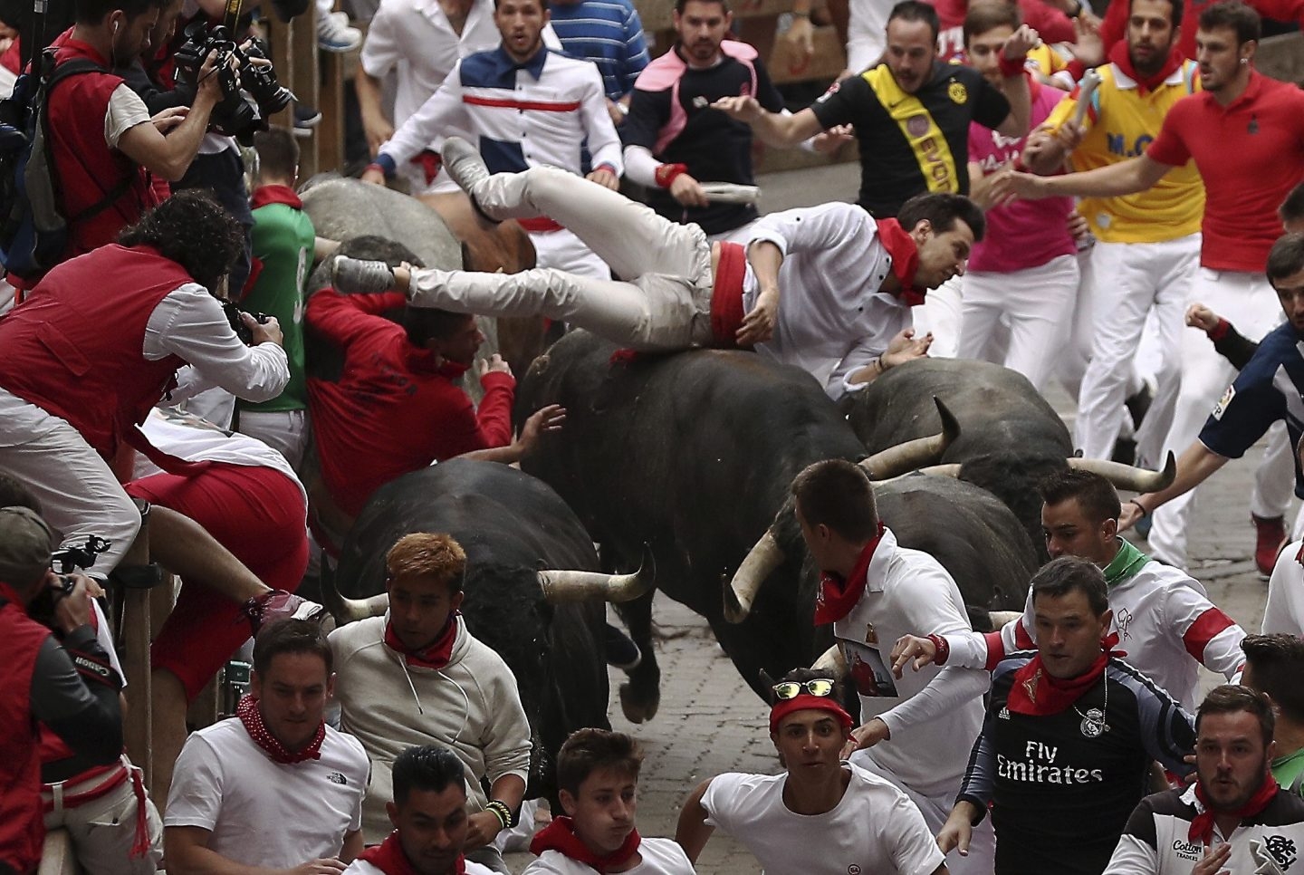 Un corredor volteado en el encierro de Miura.