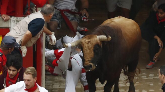 El toro Huracán, de El Puerto, en el tercer encierro de San Fermín. El toro Huracán, de El Puerto, en el tercer encierro de San Fermín.