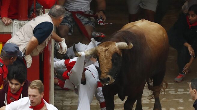 El toro Huracán, de El Puerto, en el tercer encierro de San Fermín.