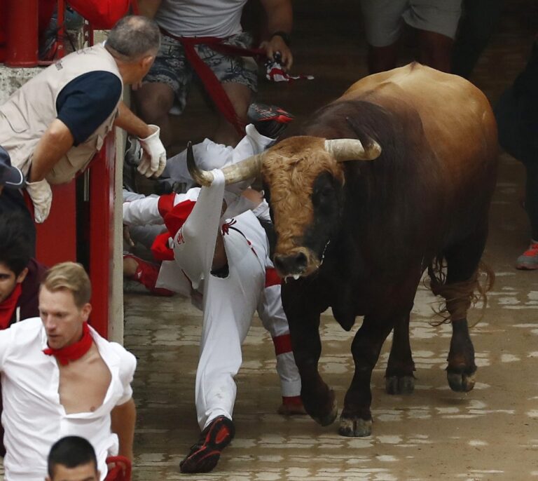 El toro 'Huracán' de El Puerto lidera un tercer encierro veloz y sin cornadas