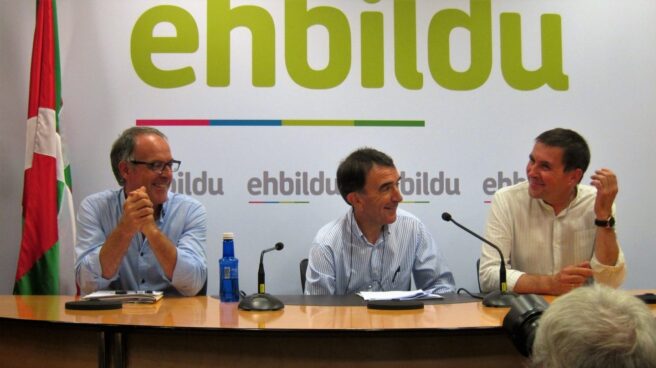 FotoGaleria_5730852_0 Adolfo Araiz, junto al abogado Iñigo Iruin y el líder de EH Bildu, Arnaldo Otegi.