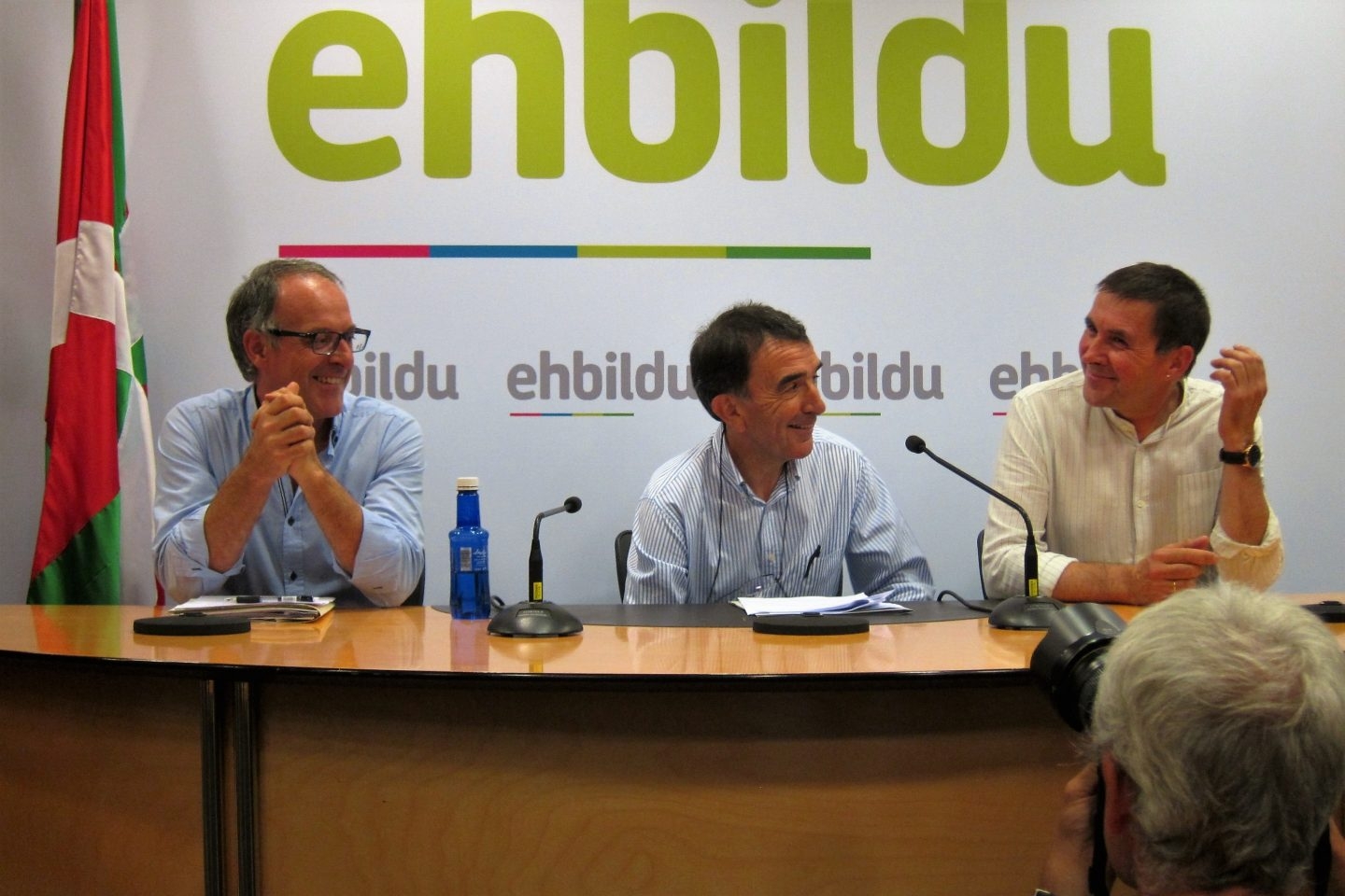 Adolfo Araiz, junto al abogado Iñigo Iruin y el líder de EH Bildu, Arnaldo Otegi.