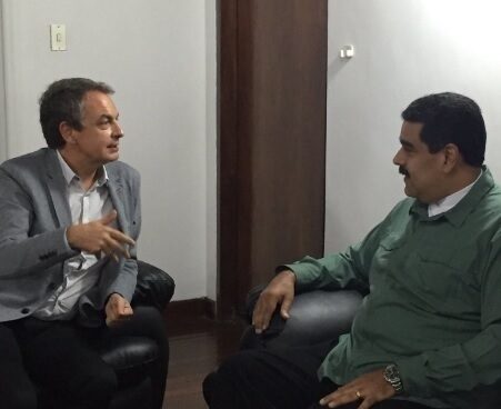 Zapatero y Maduro charlan en Caracas.
