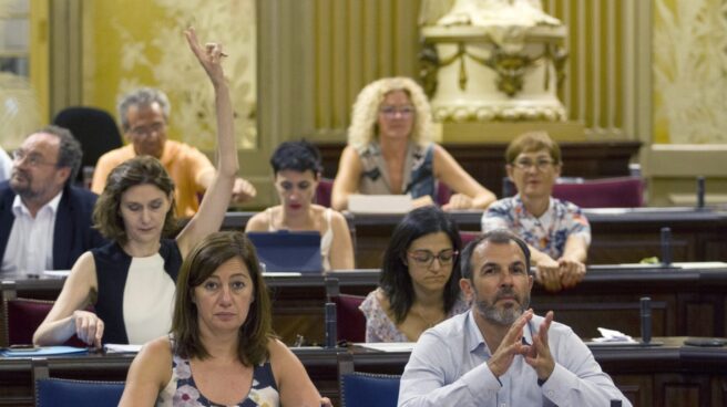 La presidenta Francina Armengol, durante la votación de la ley en el Parlamento balear.