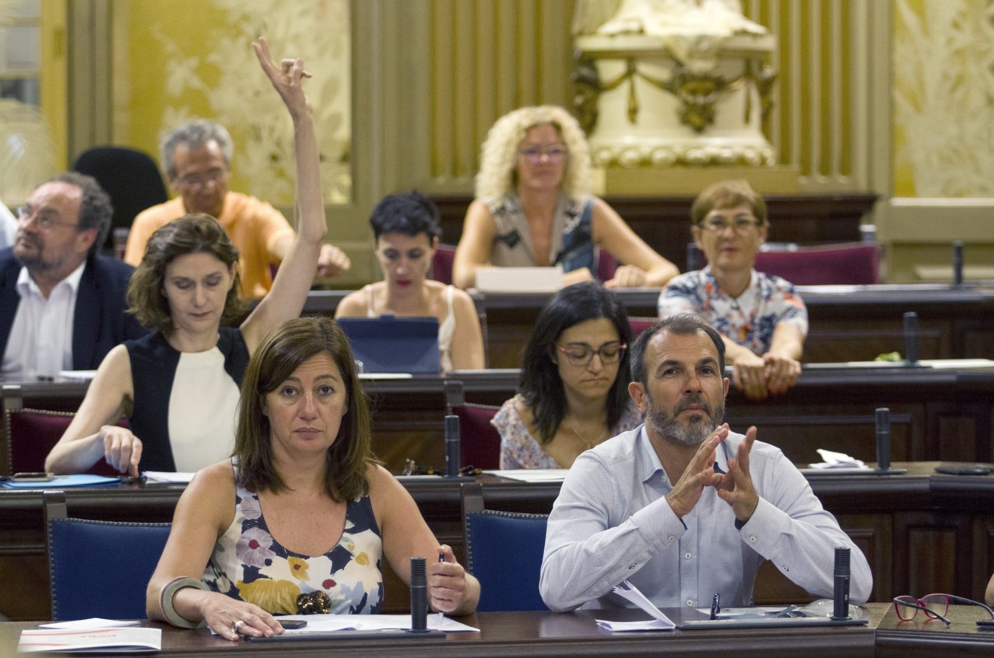 La presidenta Francina Armengol, durante la votación de la ley en el Parlamento balear.