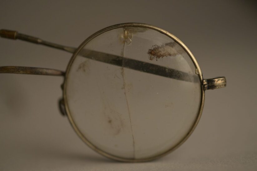 Gafas de lectura. Detalle, colección del Museo Estatal de Auschwitz-Birkenau Foto por Pawel Sawicki © Auschwitz-Birkenau State Museum - Musealia