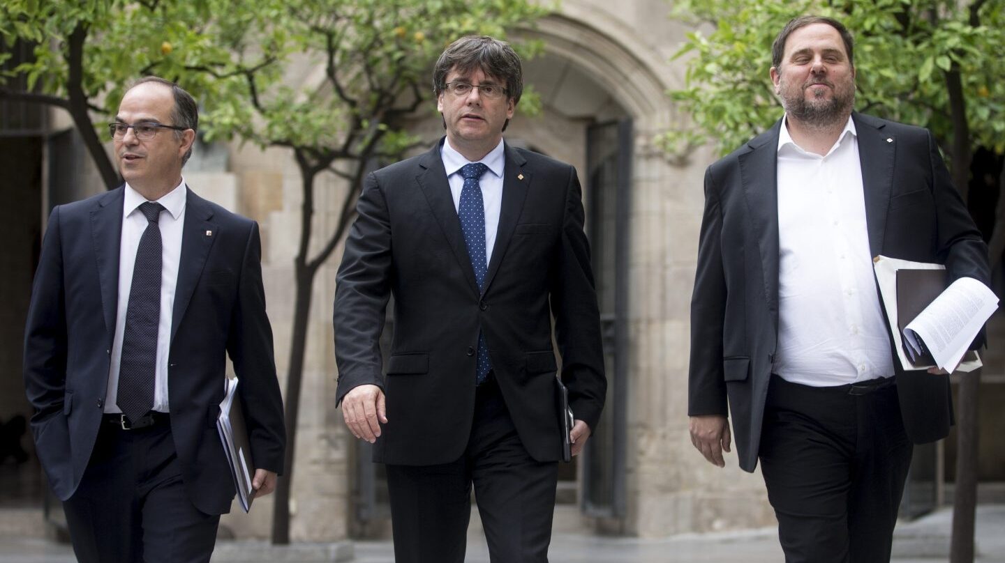 Jordi Turull, Carles Puigdemont y Oriol Junqueras, dirigiéndose a una reunión del 'Govern'.